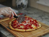 резать пиццу питсу