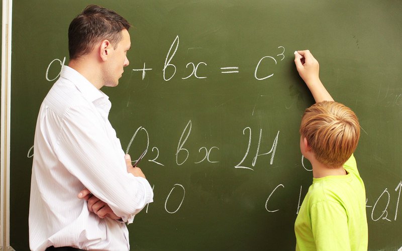 Ученик снимал урок. Учитель и ученик. Ученик у доски решает уравнение. Девочка у доски. Мальчик и учитель.