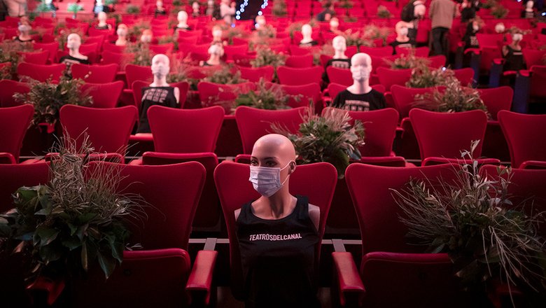 Манекены в защитных масках рассажены по залу, чтобы обеспечить социальное дистанцирование в одном из театров Мадрида, Испания