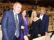 Дмитрий Рогозин с супругой, Татьяна Навка и Дмитрий Песков Дмитрий Рогозин с супругой, Татьяна Навка и Дмитрий Песков