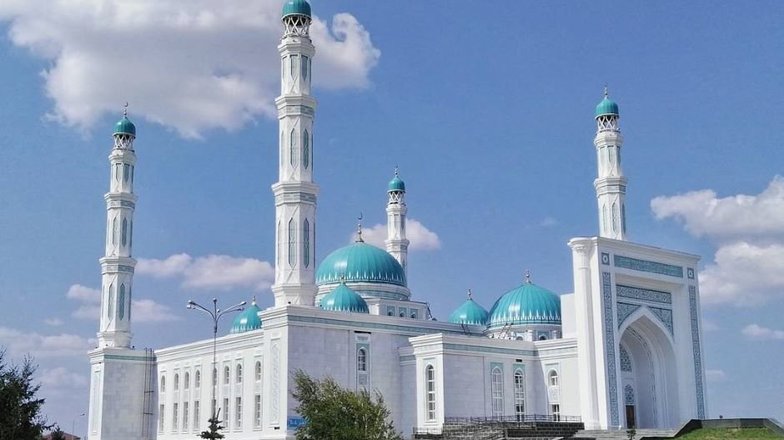 Карагандинская областная мечеть является одной из главных достопримечательностей Караганды. Она входит в десятку крупнейших мечетей Казахстана и является крупнейшим сооружением такого типа в Центральном Казахстане.