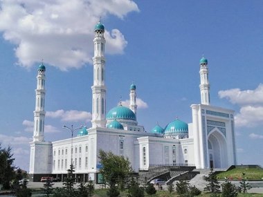 Карагандинская областная мечеть является одной из главных достопримечательностей Караганды. Она входит в десятку крупнейших мечетей Казахстана и является крупнейшим сооружением такого типа в Центральном Казахстане.
