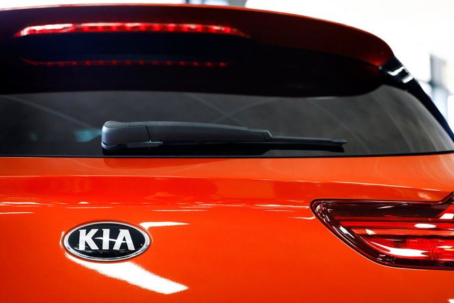 Логотипы в автосалоне в Неймегене KIA Логотипы в автосалоне в Неймегене KIA