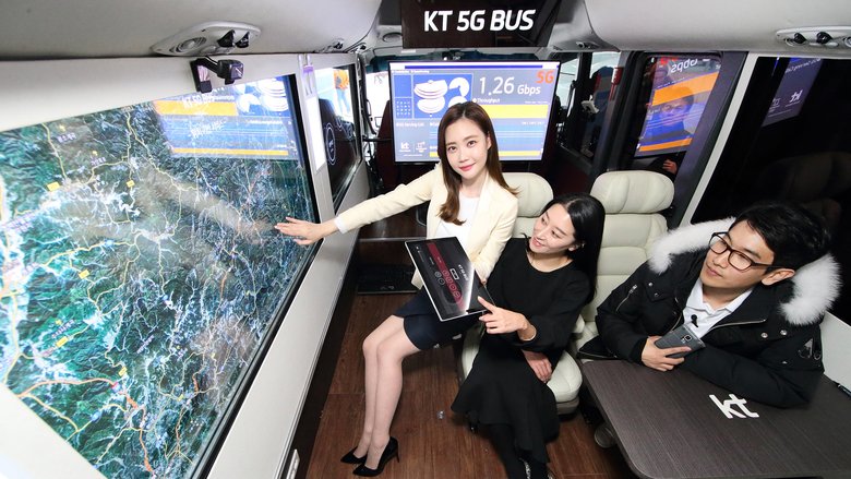  Внутренний интерфейс беспилотных автобусов. Окна легко превращаются в географическую карту.