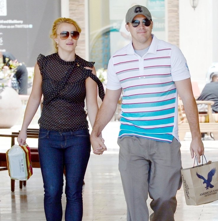 Бритни Спирс со своим женихом Дэвидом Лукадо