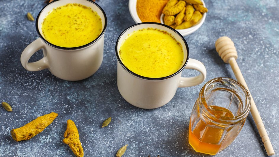 Молоко с куркумой и медом в кружке Молоко с куркумой и медом в кружке