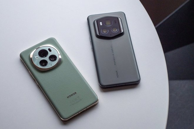 Слева Honor Magic6 Pro, справа Honor Magic6 RSR Porsche Design