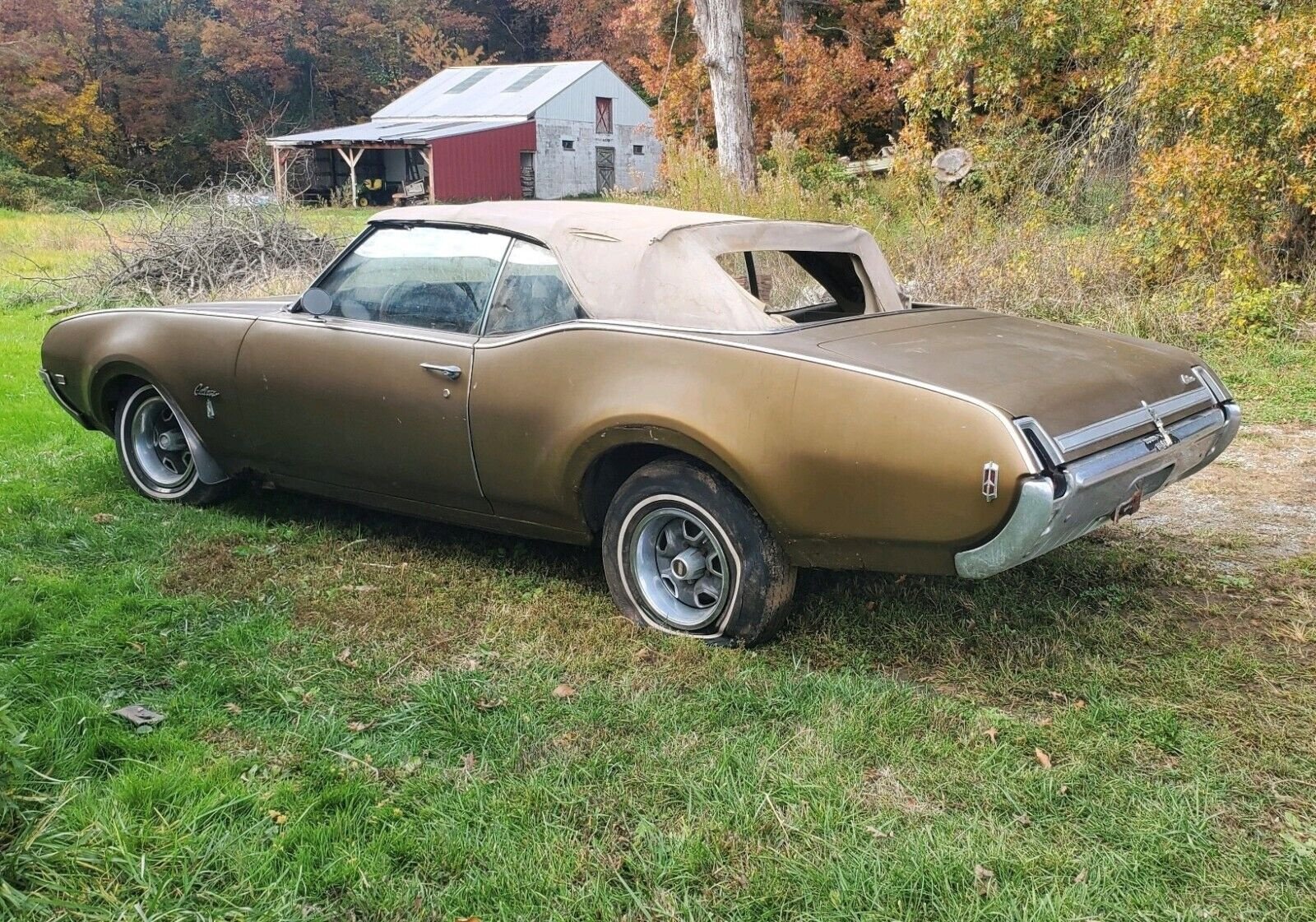 Oldsmobile Cutlass 1961 года, забытый на 25 лет в гараже, продают на  аукционе