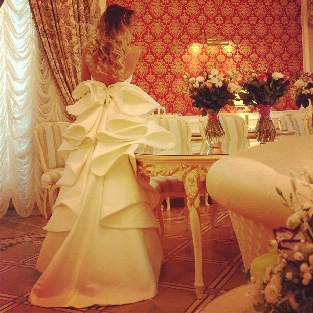 Алена Водонаева снова примеряет свадебное платье