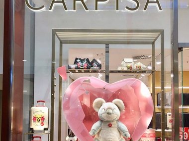 Slide image for gallery: 9876 | CARPISA, Верона (2019).
Коллаборация двух брендов (CARPISA и Trudi) нашла свое отражение в витринах веронского магазина.