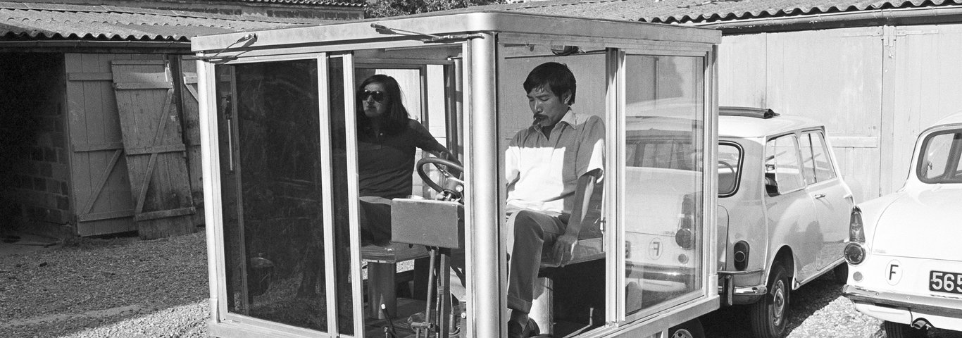 23 июня 1967 года в Париже дизайнер Квазар из Южного Вьетнама управляет шестифутовым пластиковым автомобилем