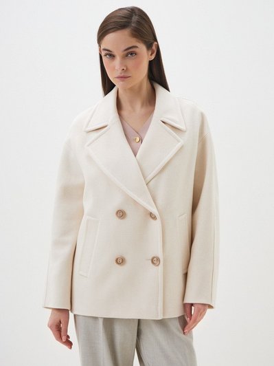 Если хотите выглядеть женственно, обратите внимание на пальто, в этом сезоне также актуальны укороченные модели. Источник фото: лукбук Avalon