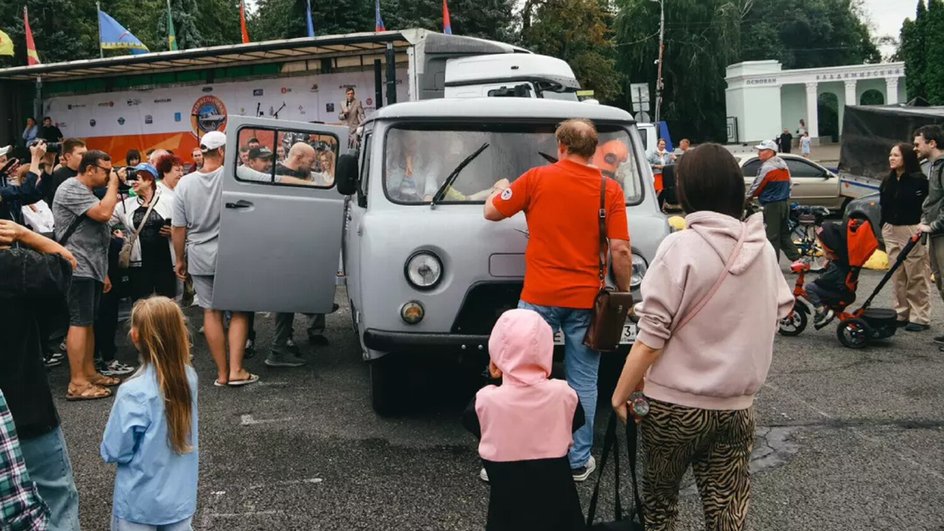 УАЗ «Буханка» побила мировой рекорд, вместив 48 пассажиров