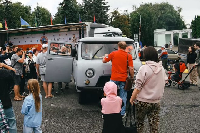 УАЗ «Буханка» побила мировой рекорд, вместив 48 пассажиров