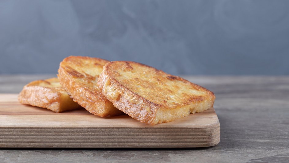 Гренки с яйцом и сыром, приготовленные в духовке, из батона