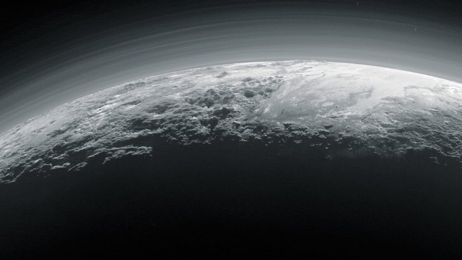 Атмосферная дымка над Плутоном на снимке с борта зонда New Horizons