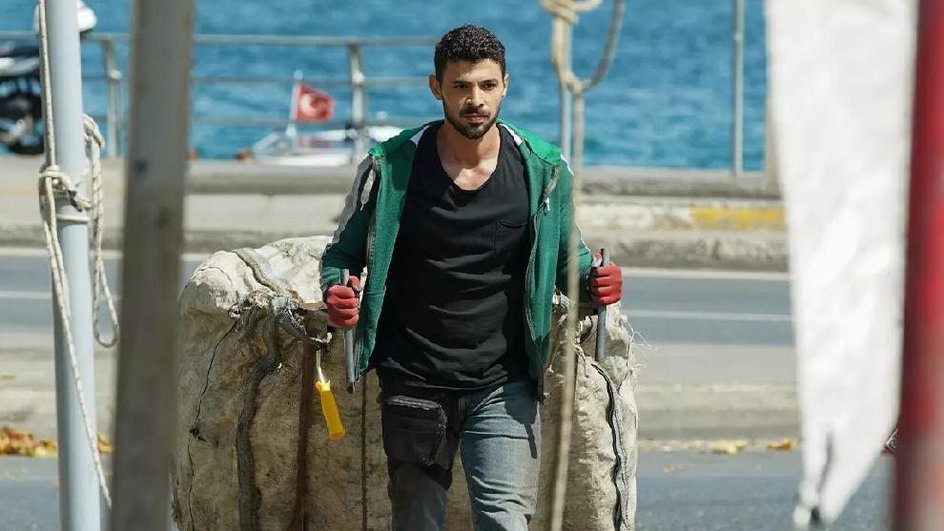 Халит Озгюр Сари в роли Ямана в сериале «Дикий» Халит Озгюр Сари в роли Ямана в сериале «Дикий»