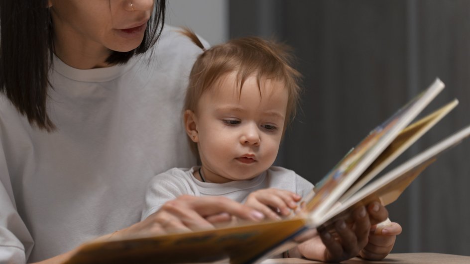 Мать с малышом читают книгу Мать с малышом читают книгу