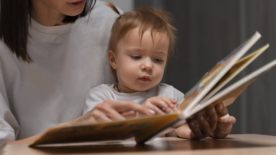 Мать с малышом читают книгу Мать с малышом читают книгу