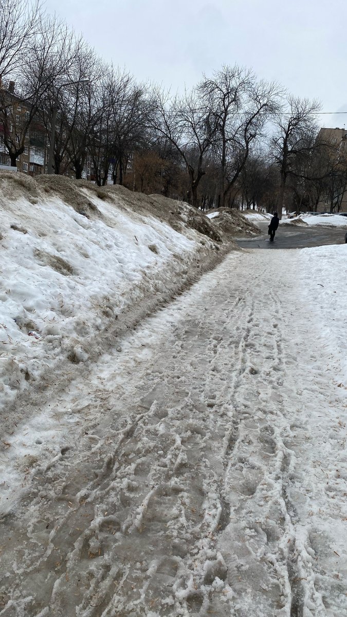 Позор» — уфимцы массово жалуются на лужи и горы снега во дворах - Новости  Mail.ru