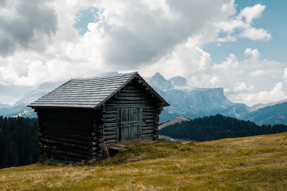 Какие постройки делает природа. Какие постройки подсказала природа. Cabin on Hill. Картинки природы похожие на какие то постройки.