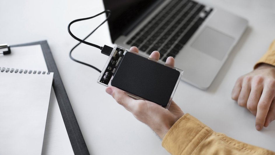 Мужчина держит SSD в руке Мужчина держит SSD в руке