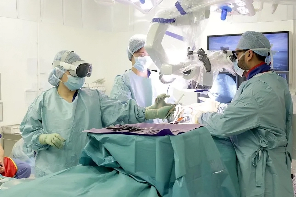 Apple Vision Pro использовали во время хирургической операции Daily Mail.