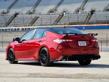 slide image for gallery: 26098 | Toyota Camry TRD