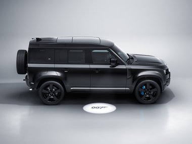slide image for gallery: 28496 | Land Rover Defender V8 Bond Edition