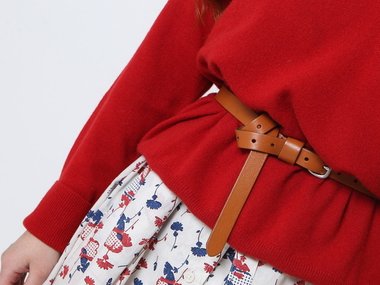 Slide image for gallery: 4823 | коричневый ремень в первом образе отлично сочетается с ярким пуловером и красными цветами на платье