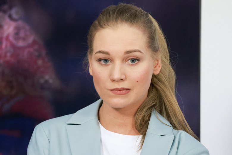 раздвинула ноги серьезная 