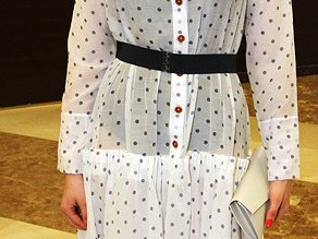 Slide image for gallery: 2721 | Оксана Акиньшина и ее «платье белое в горошек»: черное боди стоило заменить на комбинацию такого же цвета. Look актрисы не только не пострадал бы, но и стал благороднее