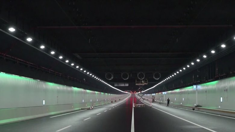 В подводном тоннеле вдоль стен расположены цветные огни, которые могут указывать на дорожную ситуацию или выводить людей в случае чрезвычайных ситуаций.