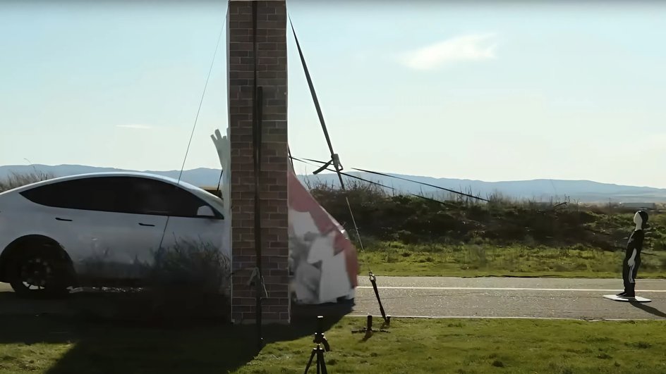 столкновение Tesla с нарисованной стеной столкновение Tesla с нарисованной стеной