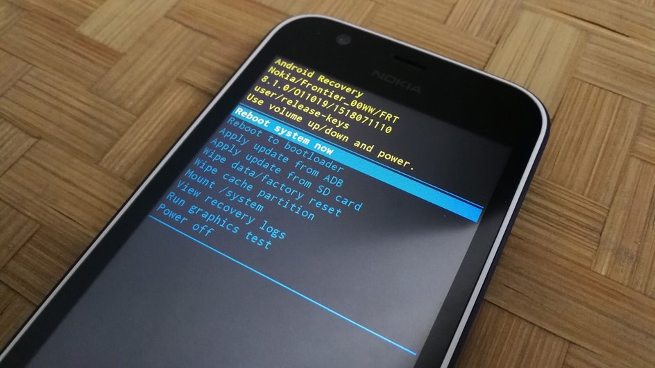 Смартфон Android на экране которого код