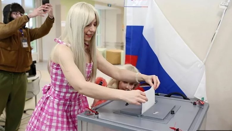 Женщина пришла на президентские выборы в образе Барби