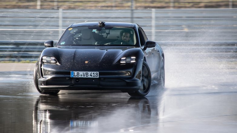 slide image for gallery: 27227 | Porsche Taycan