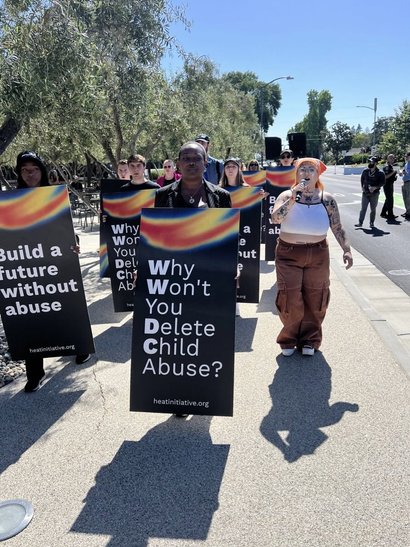 Протест возле Apple Park