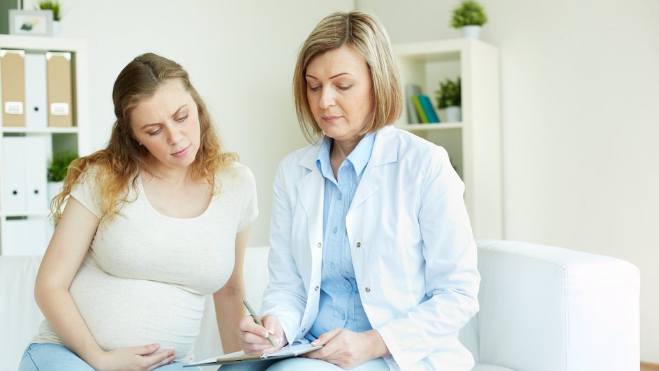 Беременная консультируется с врачом