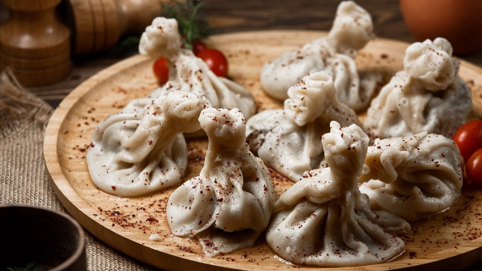 Сочные хинкали с курицей лежат на подставке