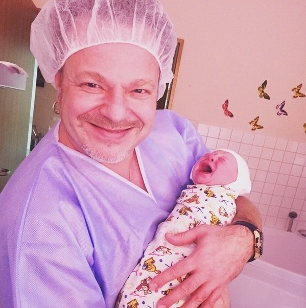 Владимир Пресняков показал новорожденного ребенка в своем фотоблоге
