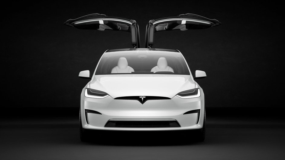 Белый кроссовер Tesla Model X стоит с открытой дверью