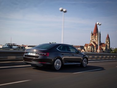 slide image for gallery: 25097 | Skoda Superb