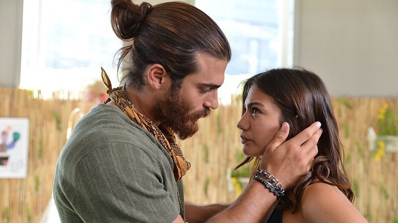 Джан Яман и Демет Оздемир в сериале «Ранняя пташка» Джан Яман и Демет Оздемир в сериале «Ранняя пташка»