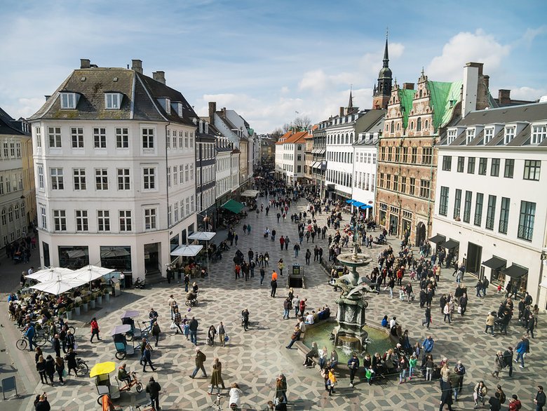 Главная улица-ориентир для шопинга в Копенгагене в центре города — Str&oslash;get, пешеходная улица. Это самая длинная и самая старинная улица в мире — она скорее напоминает лабиринт из нескольких пешеходных улиц, проходящий от Ратуши (the Town Hall Square, R&aring;dhuspladsen) — на запад — до Королевской площади (Kongens Nytorv) и до колоритной набережной канала Nyhavn