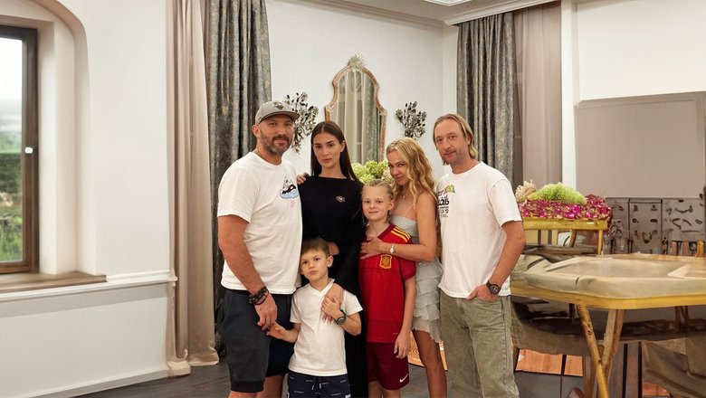 Евгений Плющенко с женой и сыном много лет дружат с семьей Александра Овечкина и Анастасии Шубской. Евгений Плющенко с женой и сыном много лет дружат с семьей Александра Овечкина и Анастасии Шубской.