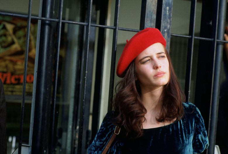 Героиня Евы Грин из фильма «Мечтатели» любит кино, возможно, поэтому она носит красный берет