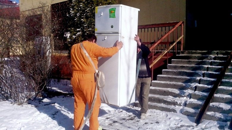 Лучший вариант транспортировки холодильника – вертикальный