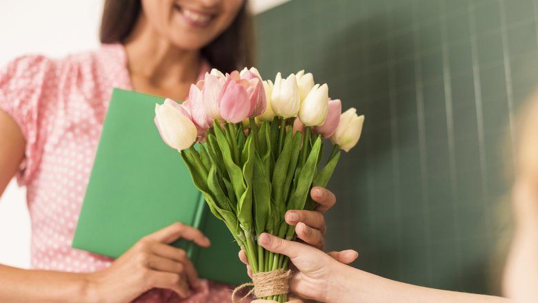 Не только цветы: что подарить учителю на 1 Сентября