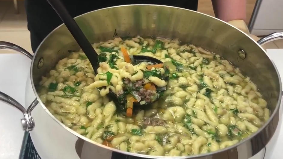 Кастрюля супа с фрикадельками и клецками крупным планом